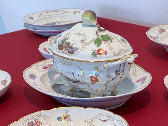 Holländisches Service Teile des filigran verzierten Porzellans mit Blumen und Landschaftsmotiven.