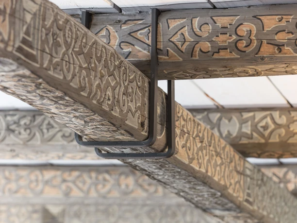 Raatssaal.jpg Details der verzierten Fachwerkbalken im Raatssaal