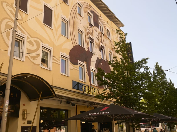 Hotel Nordhäuser Fürstenhof - Eingang Die beeindruckende Fassade erinnert an die Goldenen 20iger und gibt einen Hinweis auf den Stil des Hauses.