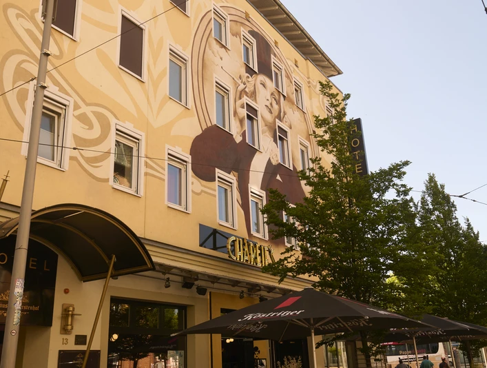 Hotel Nordhäuser Fürstenhof - Eingang Die beeindruckende Fassade erinnert an die Goldenen 20iger und gibt einen Hinweis auf den Stil des Hauses.