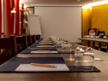 Hotel Nordhäuser Fürstenhof - Tagung Auch im Tagungsraum des Hotel Nordhäuser Fürstenhof erinnert die Farbgebung an die goldenen 20iger.