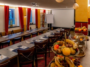 Hotel Nordhäuser Fürstenhof - Tagungsraum mit Pausenobst Der Vitaminkick für die Tagungsteilnehmer steht auf dem im Tagungsraum integrierten Buffet bereit.