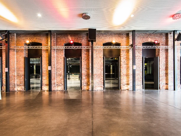 Palladium Köln Foyer Das Palladium Köln Foyer zeigt sich mit industriellem Flair. Sichtbares Mauerwerk, hohe Bögen und moderne Lichtelemente verleihen dem Raum eine besondere Atmosphäre.