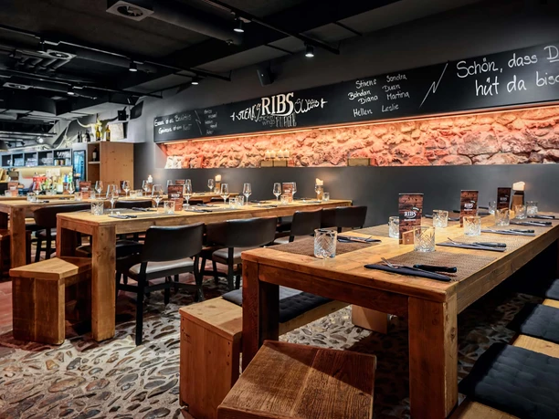 ribs-steakhouzse-thun-ambiente-tische-interieur.jpg