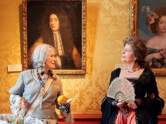 Barocke Begegnung: Marktfrau und Hofdame im Celler Schloss