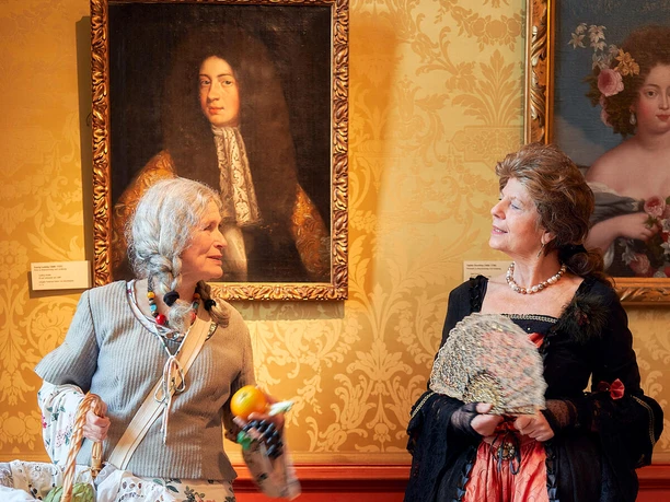 Barocke Begegnung: Marktfrau und Hofdame im Celler Schloss