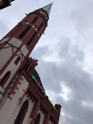 Dachgalerie der Alte Nikolaikirche Kirchturm mit bunten Luftballons an der Brüstung unter bewölktem Himmel.