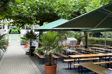 bierzeltgarnitur-sonnenschirm-sommer-moelmsche-oase-schleuseninsel.jpg Bierzeltgarnituren unter Sonnenschirmen im Sommer an der Mölmschen Oase auf der Schleuseninsel