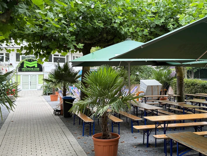 bierzeltgarnitur-sonnenschirm-sommer-moelmsche-oase-schleuseninsel.jpg Bierzeltgarnituren unter Sonnenschirmen im Sommer an der Mölmschen Oase auf der Schleuseninsel