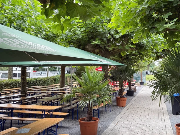 biergarten-sommer-moelmsche-oase-schleuseninsel.jpg Biergarten der Mölmschen Oase im Sommer auf der Schleuseninsel