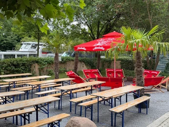 bierzeltgarnitur-liegestuhl-sommer-moelmsche-oase-schleuseninsel.jpg Bierzeltgarnituren und Liegestühle im Sommer an der Mölmschen Oase auf der Schleuseninsel