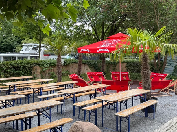 bierzeltgarnitur-liegestuhl-sommer-moelmsche-oase-schleuseninsel.jpg Bierzeltgarnituren und Liegestühle im Sommer an der Mölmschen Oase auf der Schleuseninsel