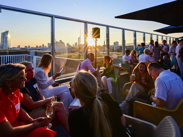 Sunset beim Upper East Side Gäste genießen den Abend auf der Dachterrasse mit Sonnenuntergang.