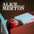 Alice Merton schaut von unten in die Kamera, umgeben von einem roten und blauen Lichtschein.
