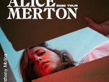 Alice Merton schaut von unten in die Kamera, umgeben von einem roten und blauen Lichtschein.