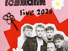 Fünf Männer posieren vor einem rosa Hintergrund mit Blumenmotiven und dem Schriftzug "Rosmarin live 2026".
