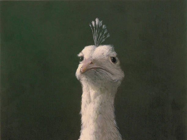 Caricatura Museum Porträt einer weißen Gans mit Perlenkette vor dunklem Hintergrund