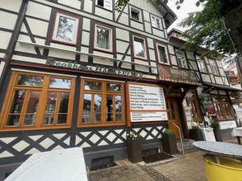 hackepeter4.jpg Zu sehen ist die Vorderseite sowie der Eingangsbereich des Restaurants Hackepeter.