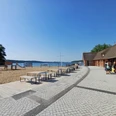 Kiosk_an_der_Schlosswiese_Trebesius.jpg Blick auf die Strandpromenade mit Sandstrand und Spazierwegen