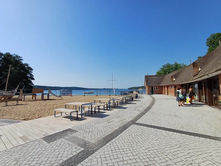 Kiosk_an_der_Schlosswiese_Trebesius.jpg Blick auf die Strandpromenade mit Sandstrand und Spazierwegen