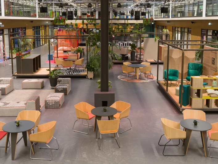 Köln-Mülheim Exklusiv Großer, moderner Veranstaltungsraum mit stilvollen Sitzbereichen, Pflanzen und farbiger Beleuchtung.Large, modern event room with stylish seating areas, plants and colorful lighting.