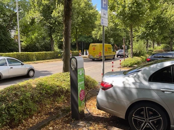 e-auto-ladesaeule-juli-2025-parkplatz-stadthalle-muelheim.jpg E-Auto im Juli 2025 an der Ladesäule auf dem Stadthallen-Parkplatz in Mülheim