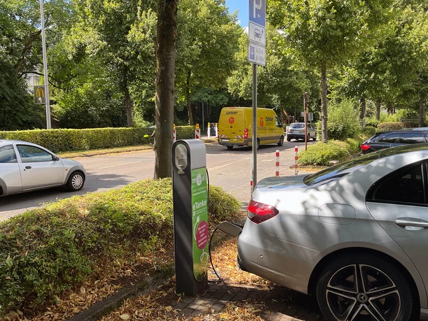 e-auto-ladesaeule-juli-2025-parkplatz-stadthalle-muelheim.jpg E-Auto im Juli 2025 an der Ladesäule auf dem Stadthallen-Parkplatz in Mülheim