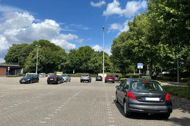 Parkplatz Stadthalle, Mülheim an der Ruhr Parkende Autos im Juli 2025 auf dem Parkplatz an der Stadthalle Mülheim