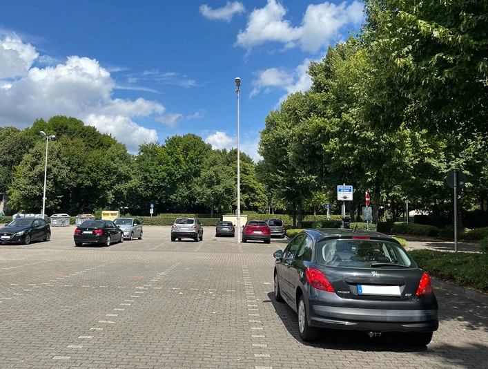 Parkplatz Stadthalle, Mülheim an der Ruhr Parkende Autos im Juli 2025 auf dem Parkplatz an der Stadthalle Mülheim