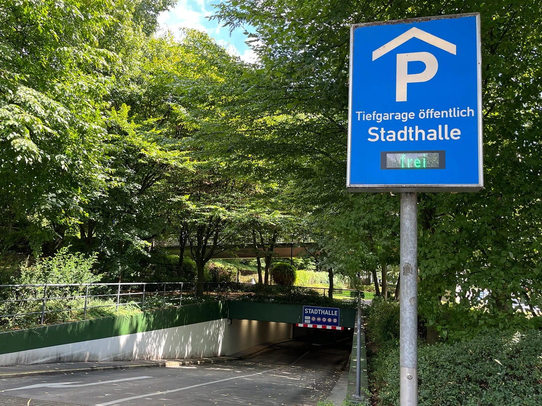 Tiefgarage Stadthalle, Mülheim an der Ruhr Schild an der Einfahrt zur Tiefgarage Stadthalle