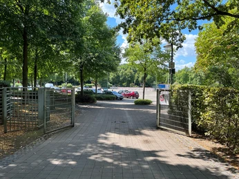 eingang-tor-juli-2025-parkplatz-garten-stadthalle-muelheim.jpg Tor vom Garten zum Parkplatz der Stadthalle Mülheim