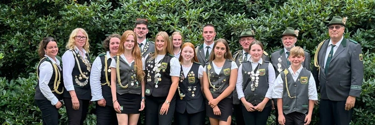 Godensholter Schützen Eine Gruppe Schützinnen und Schützen des Godensholter Schützenvereins posieren für ein Foto