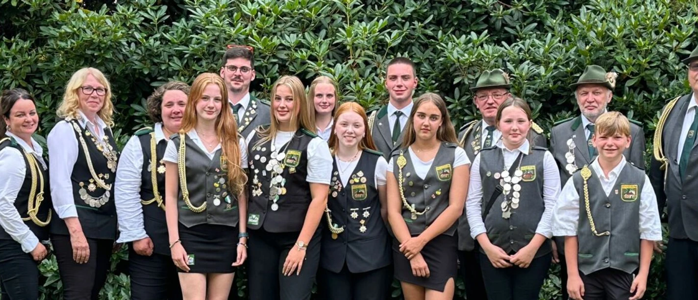 Godensholter Schützen Eine Gruppe Schützinnen und Schützen des Godensholter Schützenvereins posieren für ein Foto
