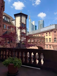 Römer Blick vom Römerbalkon auf Altstadt und Skyline von Frankfurt
