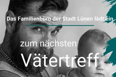 Vater hält lächelnd seinen kleinen Sohn in den Armen; Einladung zum Vätertreff in Lünen.