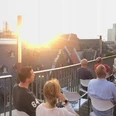 Haus am Dom - Dachterrasse Publikum bei Open-Air-Event auf der Dachterrasse im Sonnenuntergang