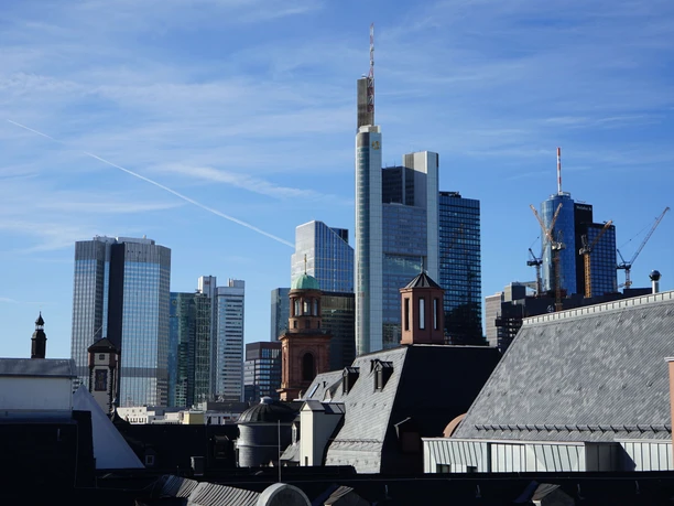 Haus am Dom Blick vom Dach auf die Frankfurter Skyline bei klarem Himmel