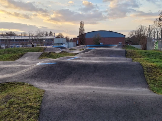 Der Pumptrack in Rahden zeigt eine kurvenreiche Strecke. Die Hügel aus Asphalt sind sanft geformt.