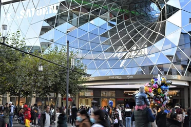 Foodtopia im MyZeil Belebter Eingangsbereich des MyZeil mit moderner Glasfassade
