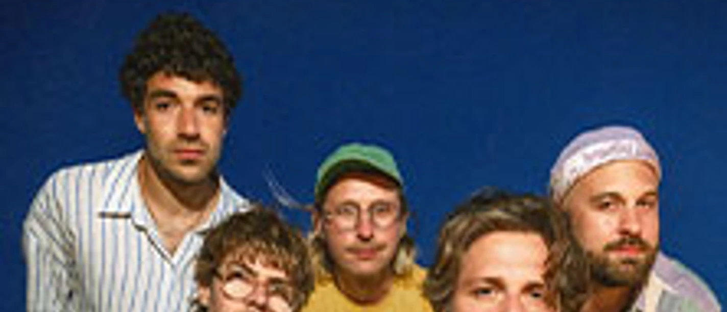 Die fünfköpfige Band "Il Civetto" vor einem blauen Hintergrund für die "Unreleased Tour 2026".