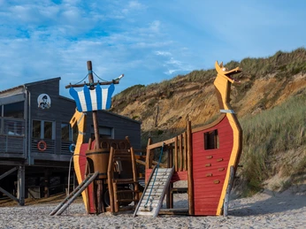 Spielschiff am Strand von Onkel Johnny's