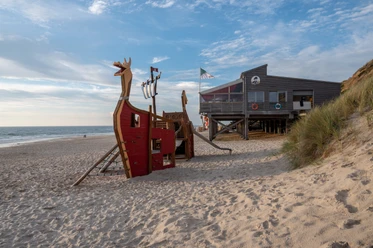 Spielschiff am Strand