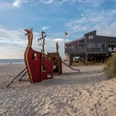 Spielschiff am Strand