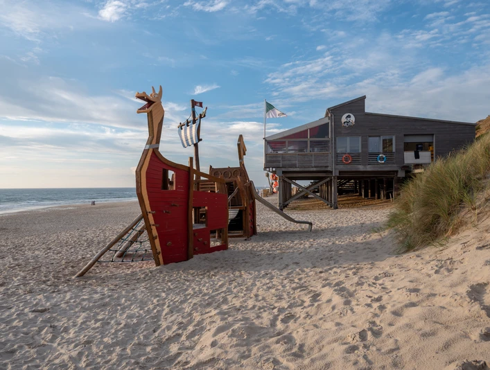 Spielschiff am Strand