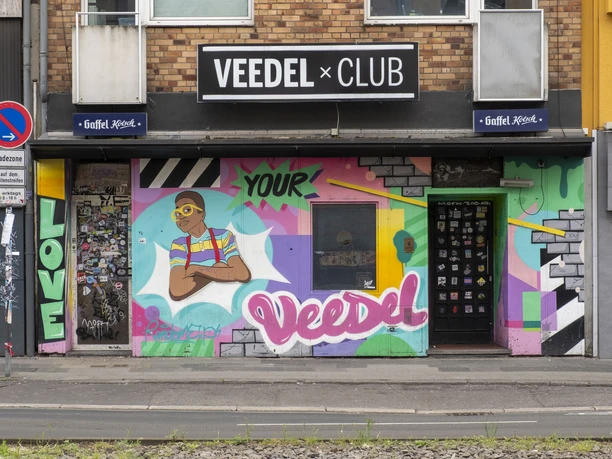 Veedel Club The Veedel Club in Cologne impresses with its lively street art, colorful graffiti and creative façade design.