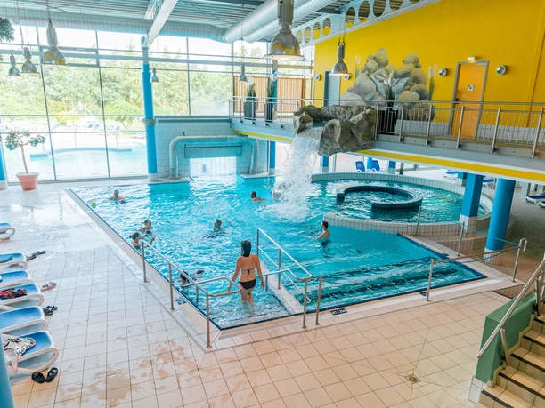 Erlebnisbecken innen Moor-Therme.jpg