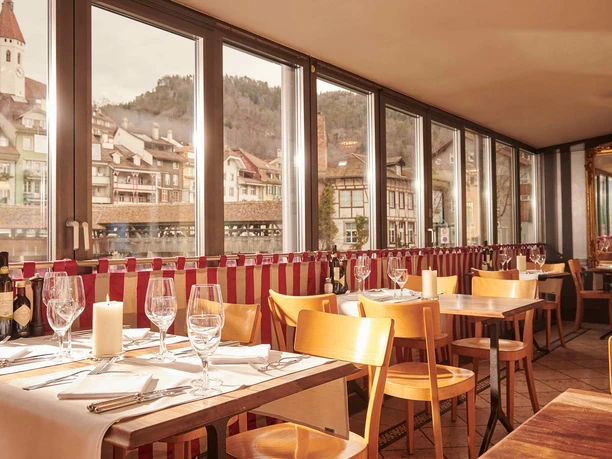 ristorante-waisenhaus-speisesaal-aussicht-thun.jpg