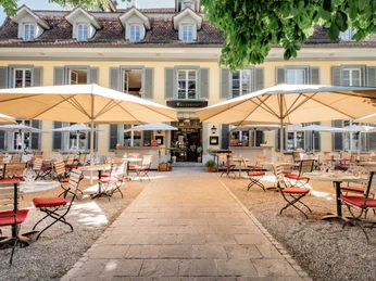ristorante-waisenhaus-thun-aussenbereich-schirme-tische.jpg