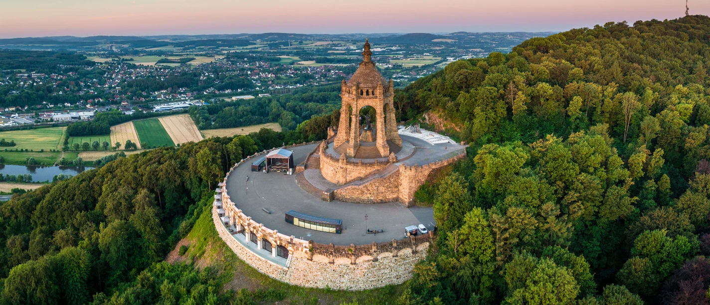 Kaiser-Wilhelm-Denkmal Luftaufnahme vorn Kaiser-Wilhelm-Denkmal Luftaufnahme vorn