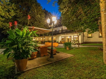 Blick auf den Biergarten bei Abend